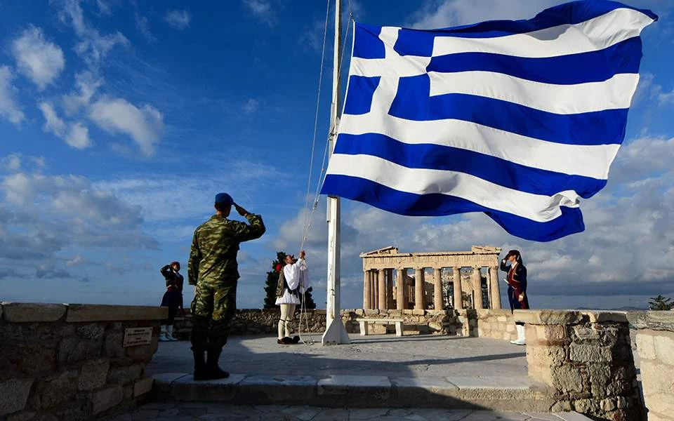 Ρίγη συγκίνησης: Η τελετή έπαρσης της σημαίας από την Προεδρική Φρουρά στην Ακρόπολη